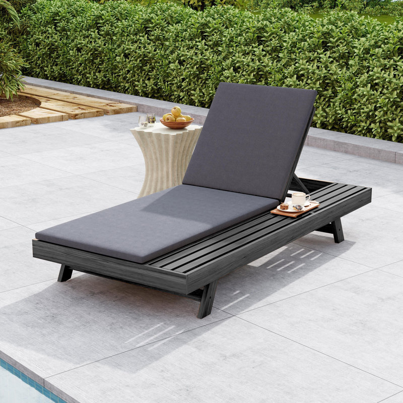 Chaise longue de patio en bois d'acacia Archer avec dossier réglable et coussin amovible
