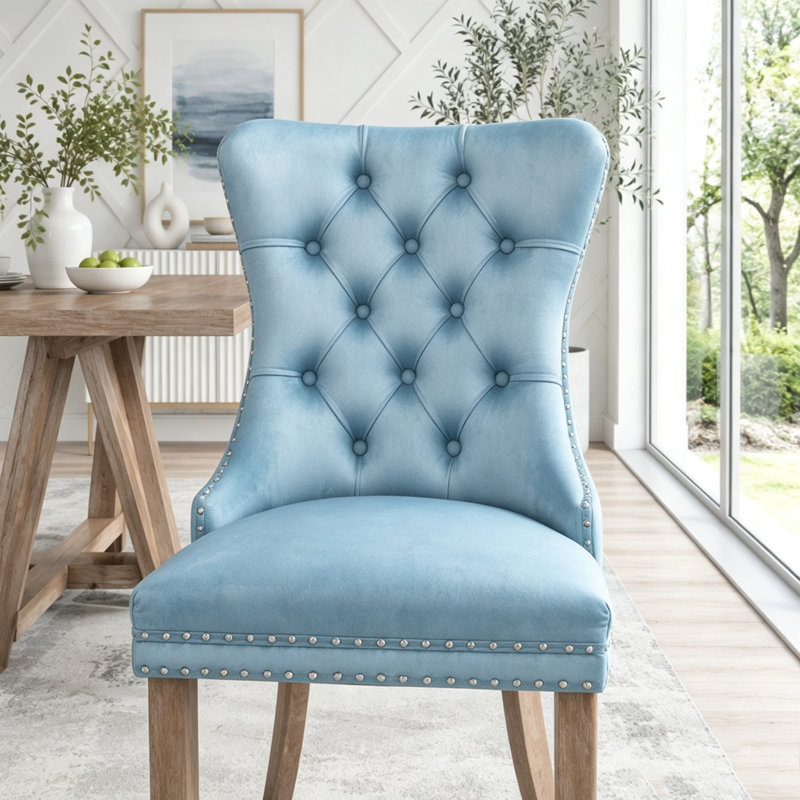Ensemble de chaises de salle à manger en velours à dossier haut, pattes en bois et garniture cloutée, Velours bleu clair
