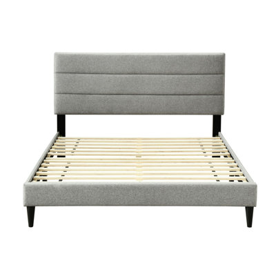 Très grand lit dans une boîte avec tête de lit gris