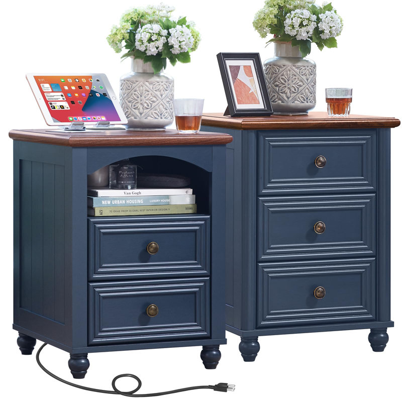 Ensemble de 2 tables de chevet Farmhouse avec station de charge, tables de chevet en bois avec 3 tiroirs, pieds à colonnes romaines et bases cylindriques pour la chambre à coucher et le salon