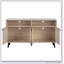 Meuble télé de style Mid-Century moderne avec pieds fuselés, boutons ronds et portes d'armoire au fini naturel pour le salon principal