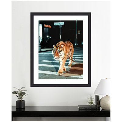 «Tiger in the City at Night 2» par Michael Schauer, reproduction d'art encadrée
