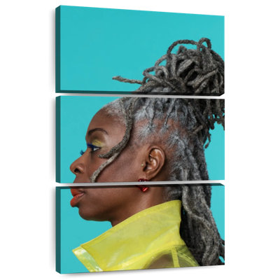 Femme navette afro-américaine confiante