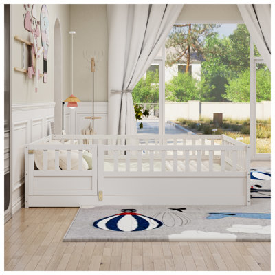Lit double sur pied avec barrière de sécurité Montessori