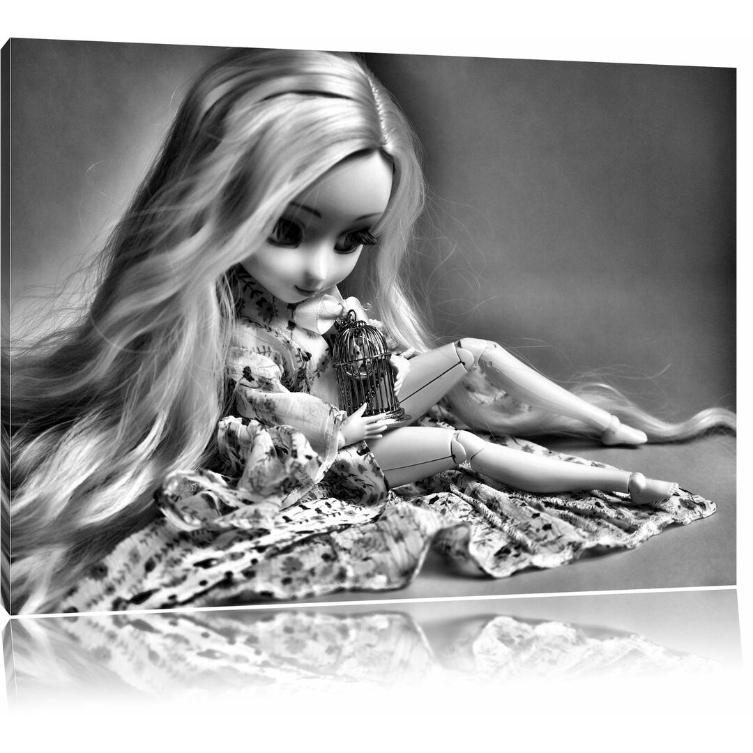 Leinwandbild Blonde Pullip-Puppe mit Vogelkäfig in Monochrom