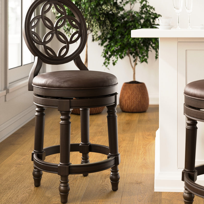 Tabouret de bar 26 po en bois au niveau du comptoir, pivotant à haut dossier, siège rond avec éléments décoratifs, retour à 180 degrés, pieds tournés, noyer riche, similicuir brun foncé, repose-pieds, facile
