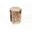 Table d'appoint en marbre rose naturel, variations de couleurs terreuses et forme hexagonale, convient aux espaces restreints veinant les tons, petites salles de bain