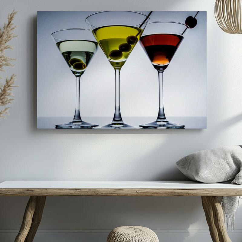 Toile, une élégante composition minimaliste avec trois verres à martini élégants, art mural en rangée contre une toile blanche épurée