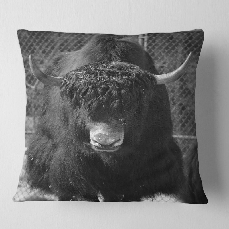 Portrait d'un taureau sauvage en forêt II, housse de coussin carré et insert, 16" x 16"