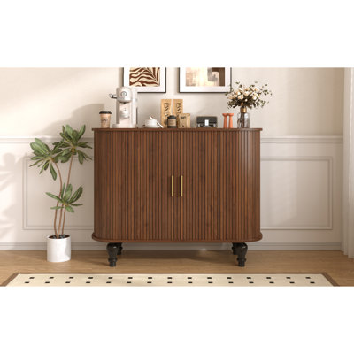 Armoire-bar cannelée pour boissons alcoolisées et café de 39 po avec 6 porte-bouteilles et 3 porte-verres, armoire de style Mid-Century moderne avec un grand tiroir de rangement, 4 espaces de rangement cachés sur le côté, noyer