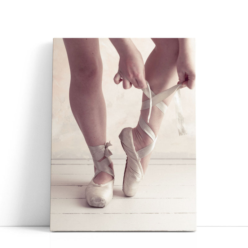 Gros plan d'une ballerine mettant des pantoufles de ballet - reproduction d'art sur toile, H 24 po x l 18 po