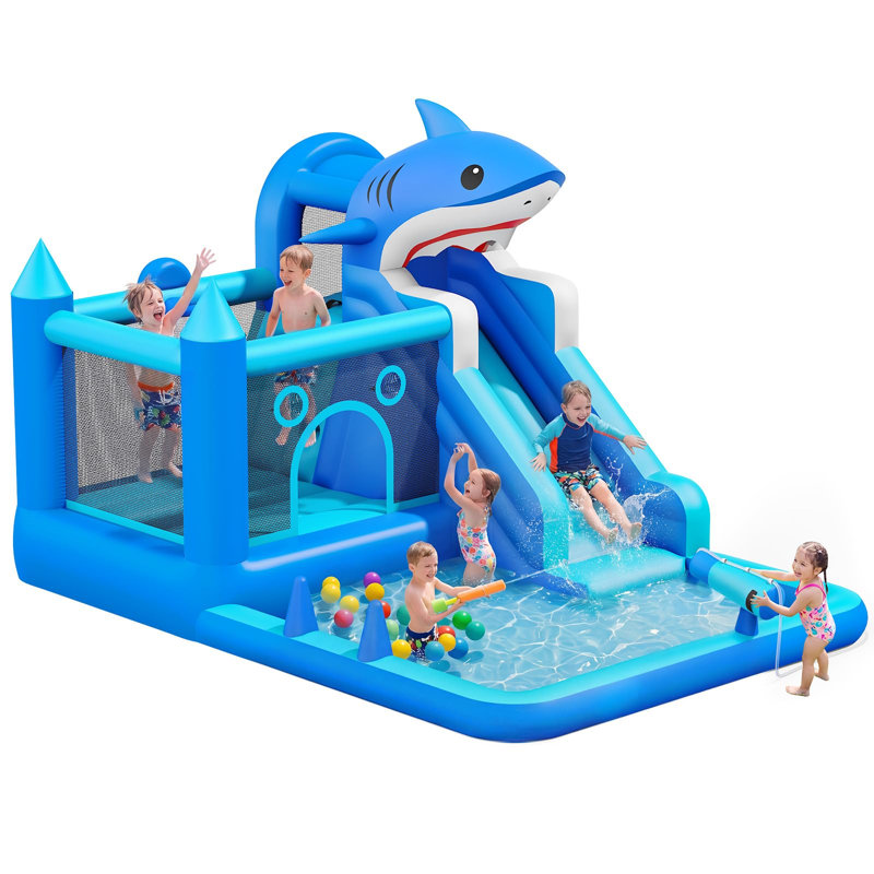 Jeu gonflable sur le thème des requins avec glissade d'eau, mur d'escalade, pataugeoire et panier de basket