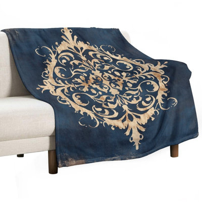 Jeté à motif damassé beige sur une luxueuse couverture en flanelle de textile bleu, couverture douce et chaude pour le canapé-lit du salon