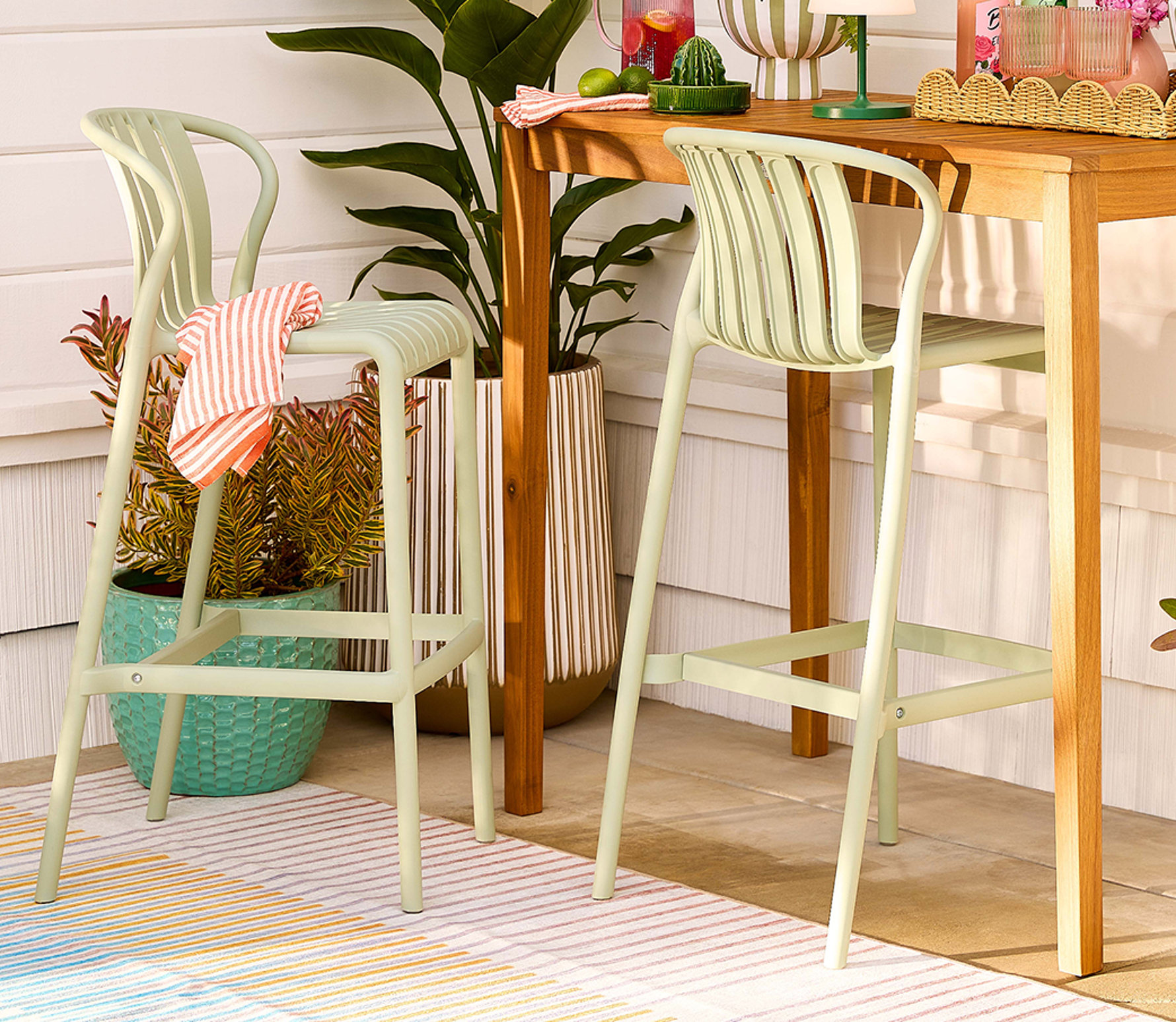 Tabourets vert clair et mange-debout.