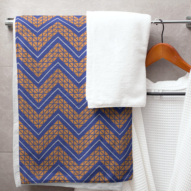 Serviette de bain à chevrons à la main classic Stephenie, Bleu / Orange / Blanc