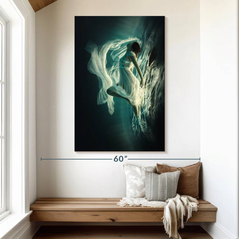 Leisha la fille dans une belle robe sous l'eau I, H 51 po x l 34 po
