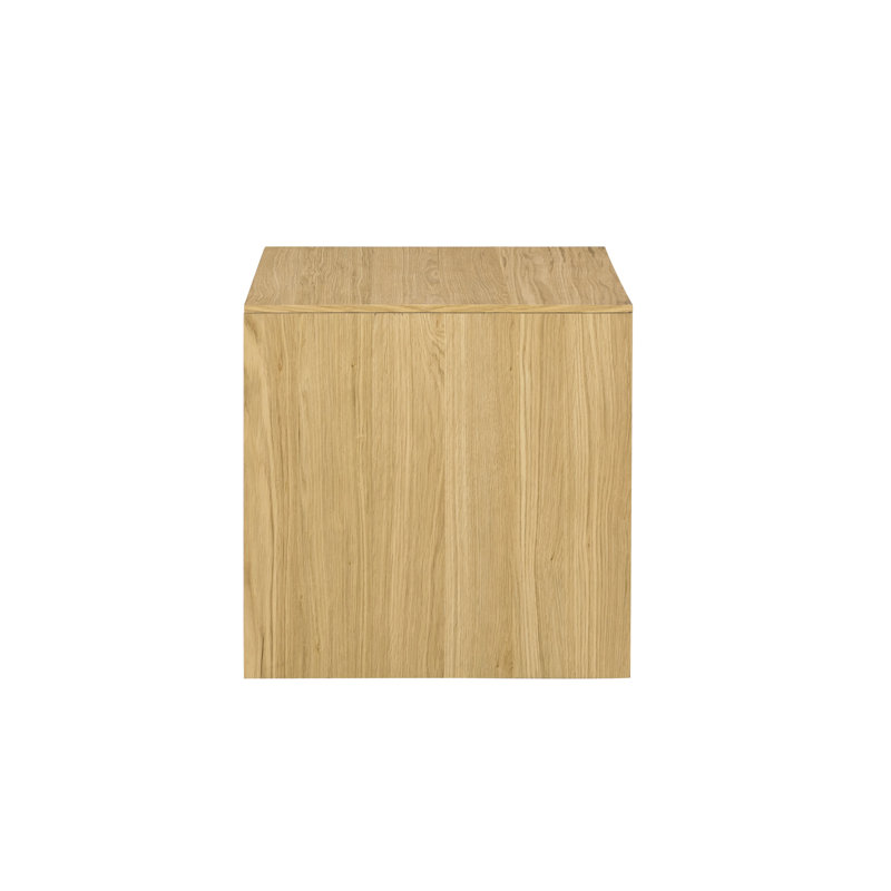 Table de bout en finition chêne naturel, durable et élégante, assemblée pour plus de stabilité, convenant à plusieurs intérieurs avec structure - ajout élégant et pratique