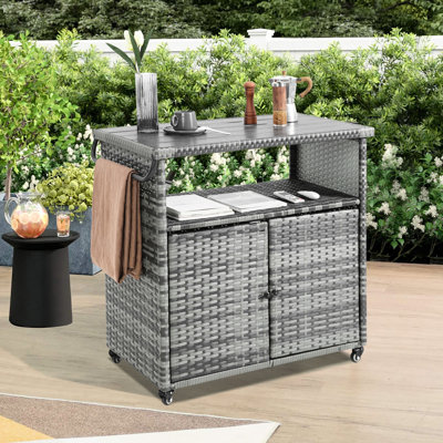 Élégant chariot-bar roulant avec plateau en verre pour bord de piscine, arrière-cour - brun, contre-roues robustes pour l'extérieur et parties de patio brunes