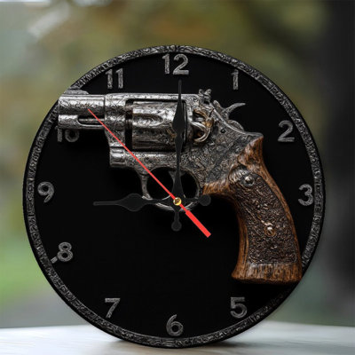 Horloge avec revolver orné
