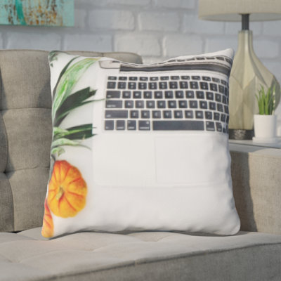 Coussin de fruits à côté d’un coussin pour ordinateur portable Guerriero