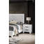 Élégante table de chevet blanche avec insert en faux marbre et poignées noires, parfaite pour les chambres à coucher modernes