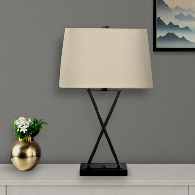 Lampe de table avec abat-jour en métal noir et beige avec port USB H 24,21 po x l 9,85 po x P 14,79 po