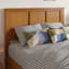 Lit plateforme avec rangement en bois massif Ashante avec pied de lit et tiroirs sous le lit-2141740064-2141740070
