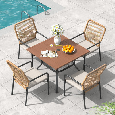 Ensemble de salle à manger de patio carré avec chaises rembourrées empilables en rotin