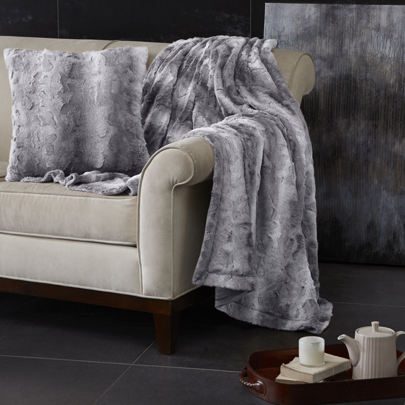 Coussin décoratif hypoallergénique à rayures en fausse fourrure de 20 po x 20 po Zuri, Gris