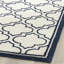 Tapis à motif géométrique ivoire / bleu marine Ammundsen-701233368