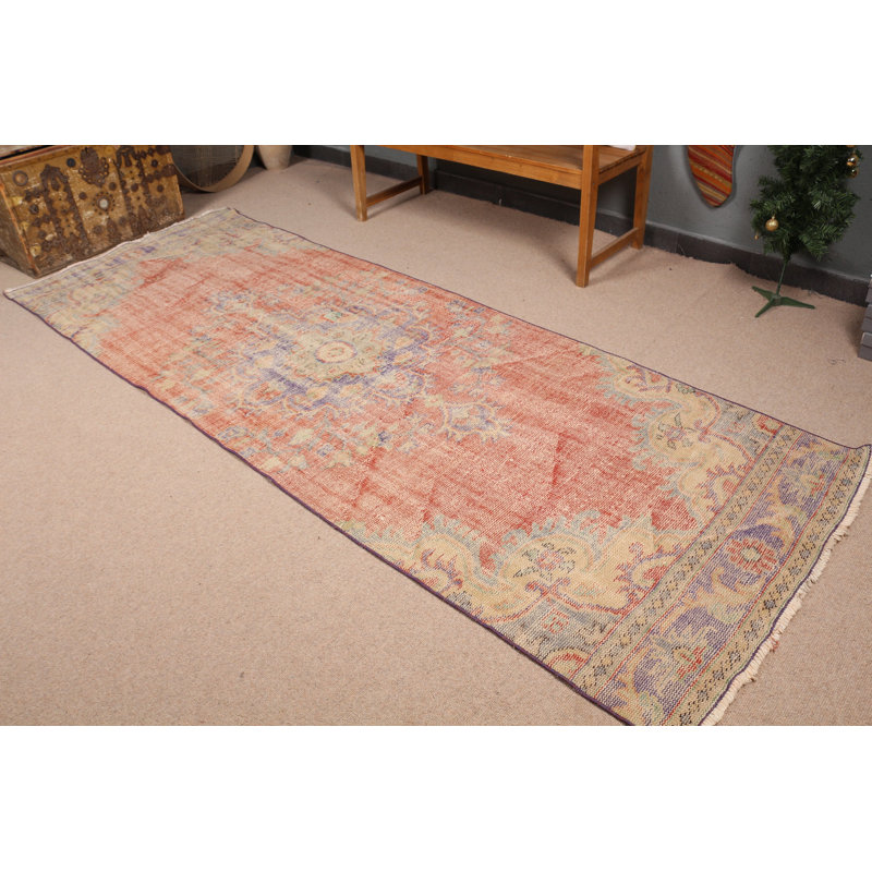 Tapis de couloir rétro dans les tons rouges et beiges, motif complexe pour la décoration de couloir de style bohémien