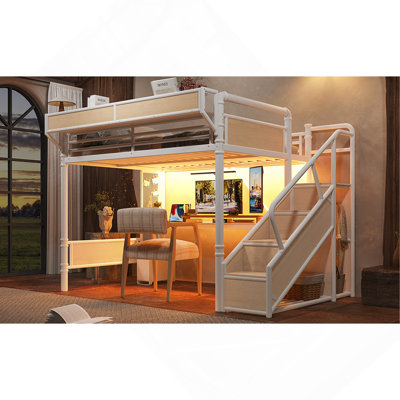Lit mezzanine industriel en métal Queen avec bureau intégré, prises électriques, bande lumineuse DEL, panneau perforé et escalier de rangement, blanc