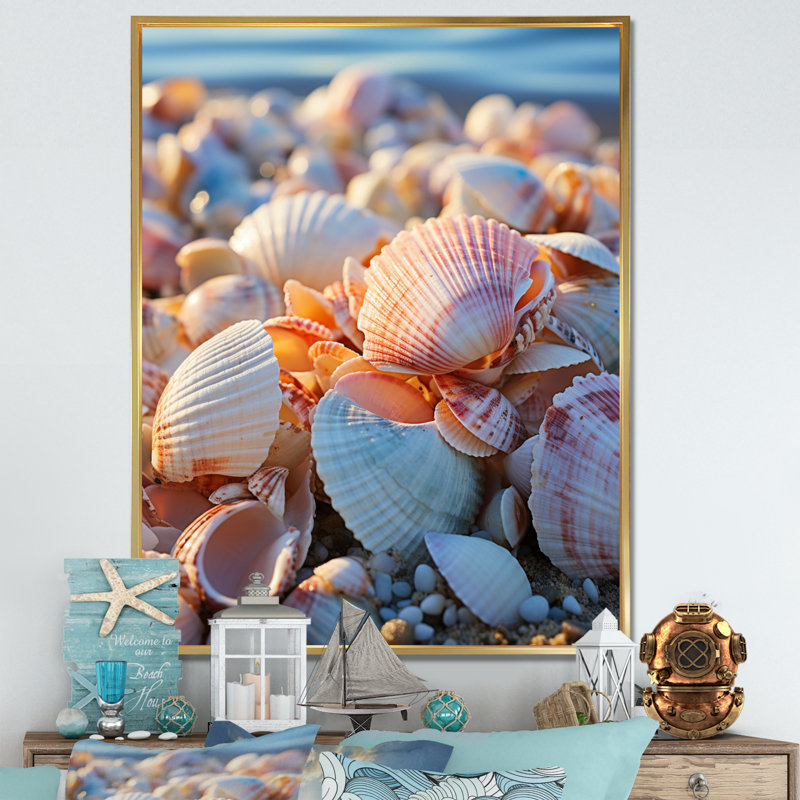 «Beach Photo Sunlit Shells I», reproduction sur toile, L 12 po x H 20 po, Cadre flottant doré