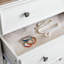 Armoire à commode beige à 5 tiroirs soigneusement conçue pour un rangement pratique et élégant