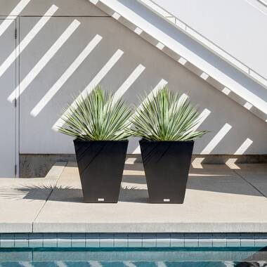 Abram Tall Planter Box Sol 72 Outdoor Color: Black, Set of: 1