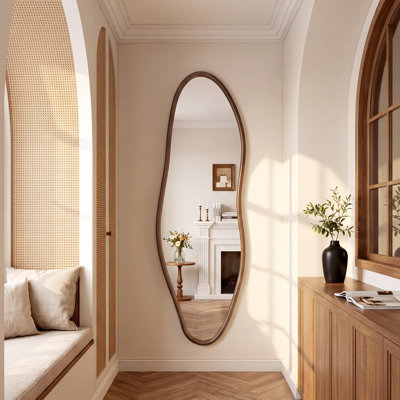 Miroir pleine grandeur organique avec cadre en bois massif de noyer, miroir mural décoratif asymétrique pour la chambre à coucher, le vestibule, le salon et le vestiaire