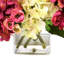 Assortiment d'arrangements floraux d'hortensias et de renoncules dans un vase
