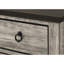 Table de chevet moderne à finition grise avec deux compartiments à tiroirs et poignées robustes en métal pour chambre à coucher de style contemporain avec poignées de tiroirs pratiques