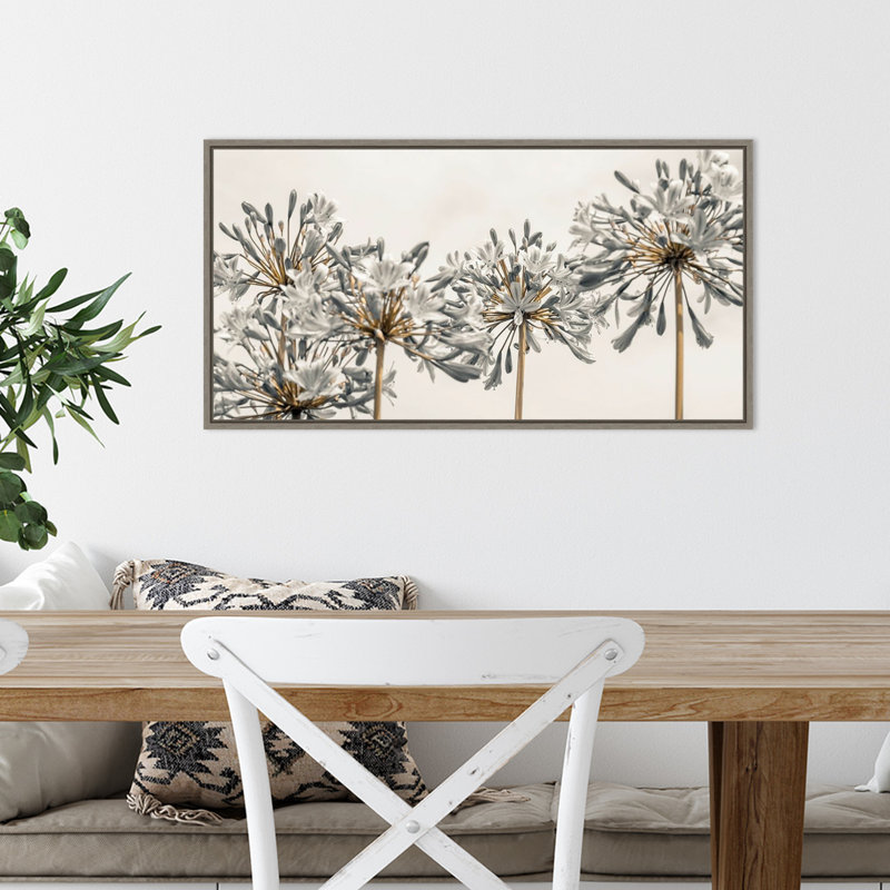 «African Lily Flowers II» par Assaf Frank - reproduction de photo à cadre flottant sur toile