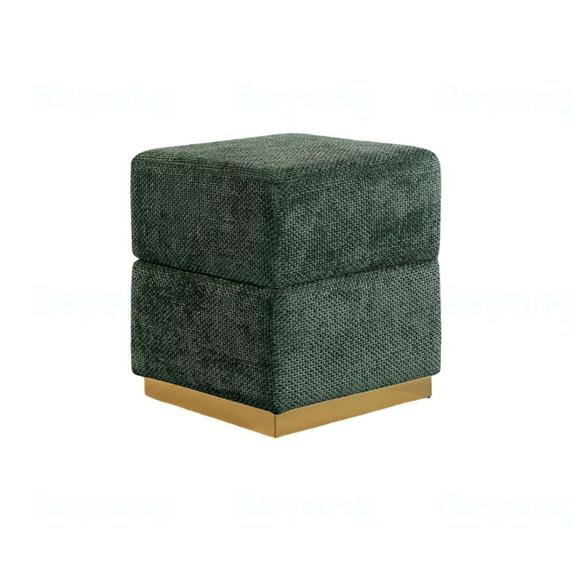 Tabouret d'appoint de style contemporain à conception cubique avec base plaquée or et finition verte pour le salon principal