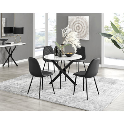 Ensemble repas pour quatre personnes
