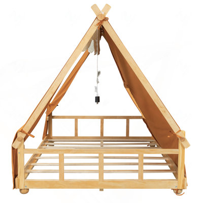 Cabane en bois avec tente de jeu en tissu et guirlande lumineuse suspendue, marron