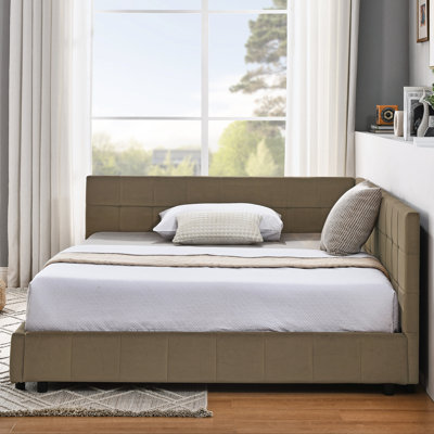 Structure de lit de jour confortable, rembourrée de velours avec accoudoirs et, pour le salon de la chambre à coucher, faite d'un matériau solide, recouverte d'un lit brun