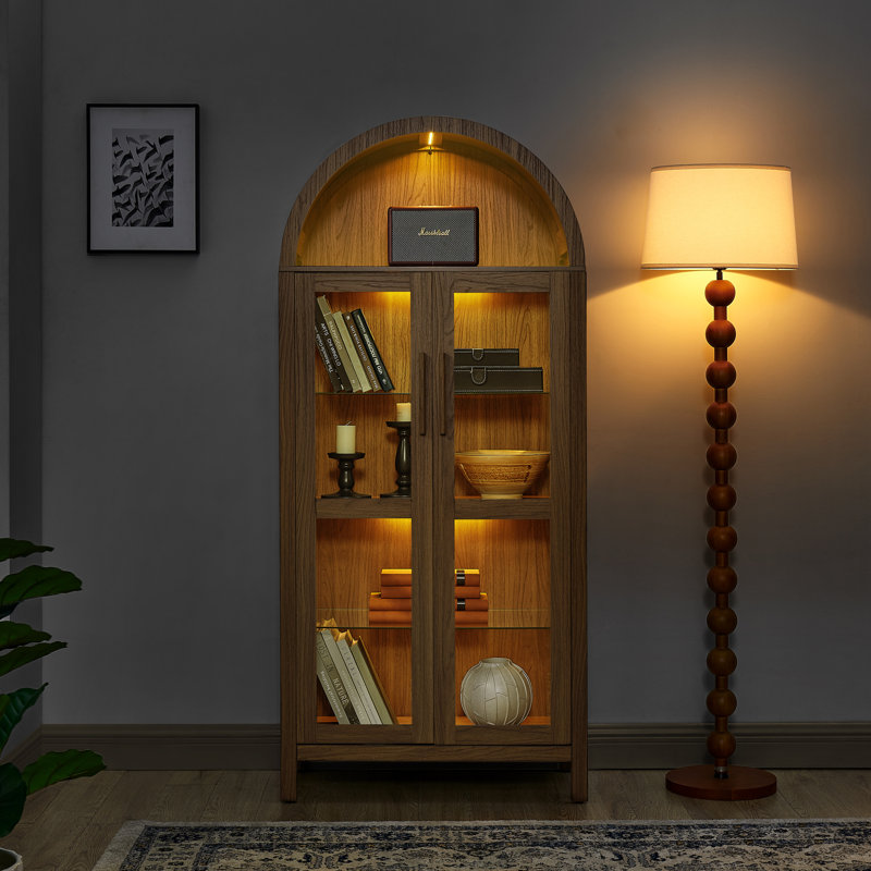 Une armoire de rangement arquée haute avec une lampe, Brun