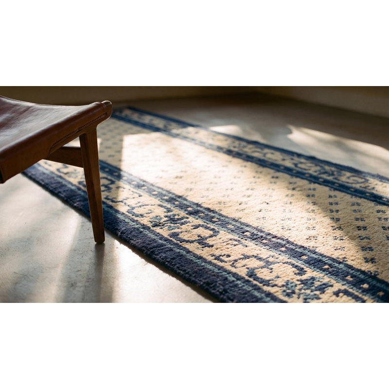 Tapis de couloir antique en laine bleu marine, ivoire et crème beige