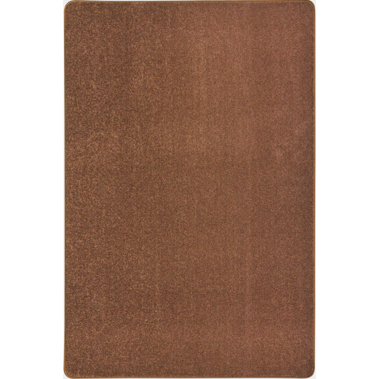 Tapis brun tissé à la machine