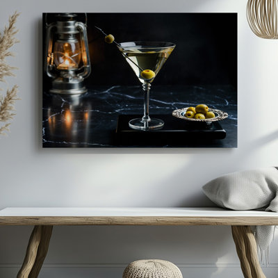 Toile, art mural rempli de verre martini classique avec un liquide transparent chatoyant mettant en vedette une seule toile verte olive