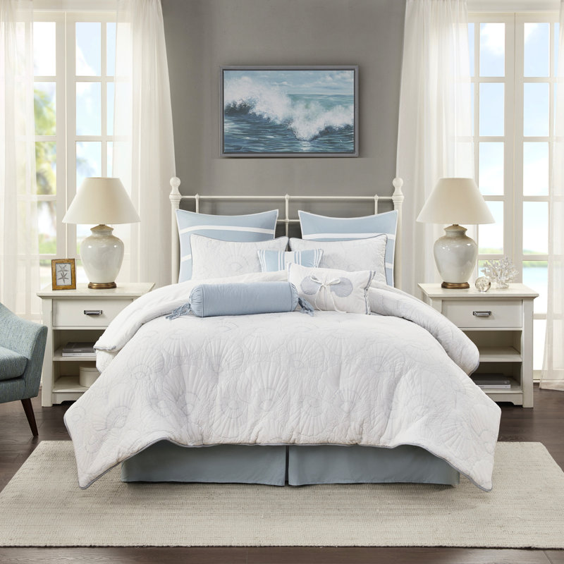 Très grand édredon en blanc avec matelassage bleu et coquille pour un sommeil paisible