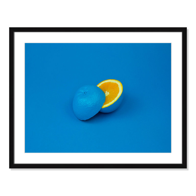 Pop orange en bleu par Davisuko, H 23,5 po x l 29,5 po x P 1,25 po, Papier avec cadre noir, Blanc