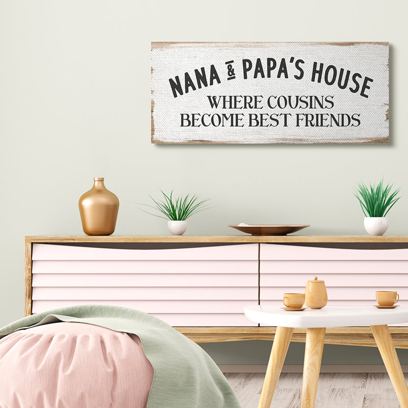«Nana & Papa's House Greeting Traditional Family» par Daphne Polselli - Art textuel, H 17 po x l 40 po x P 1,5 po